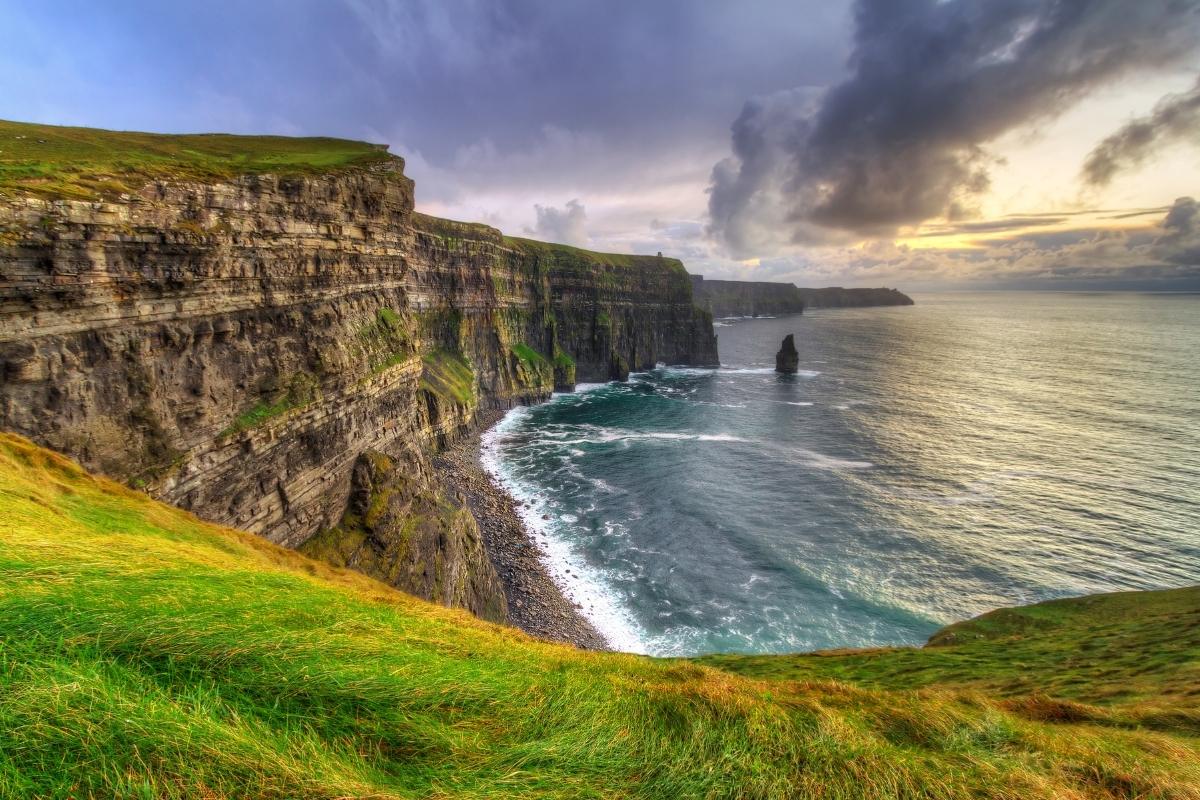 Lumière dorée sur les paysages naturels d'Irlande