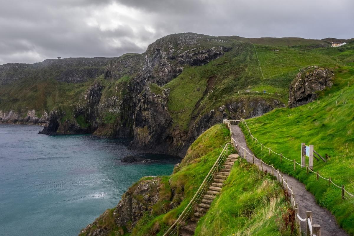 Paysage sauvage et verdoyant en Irlande
