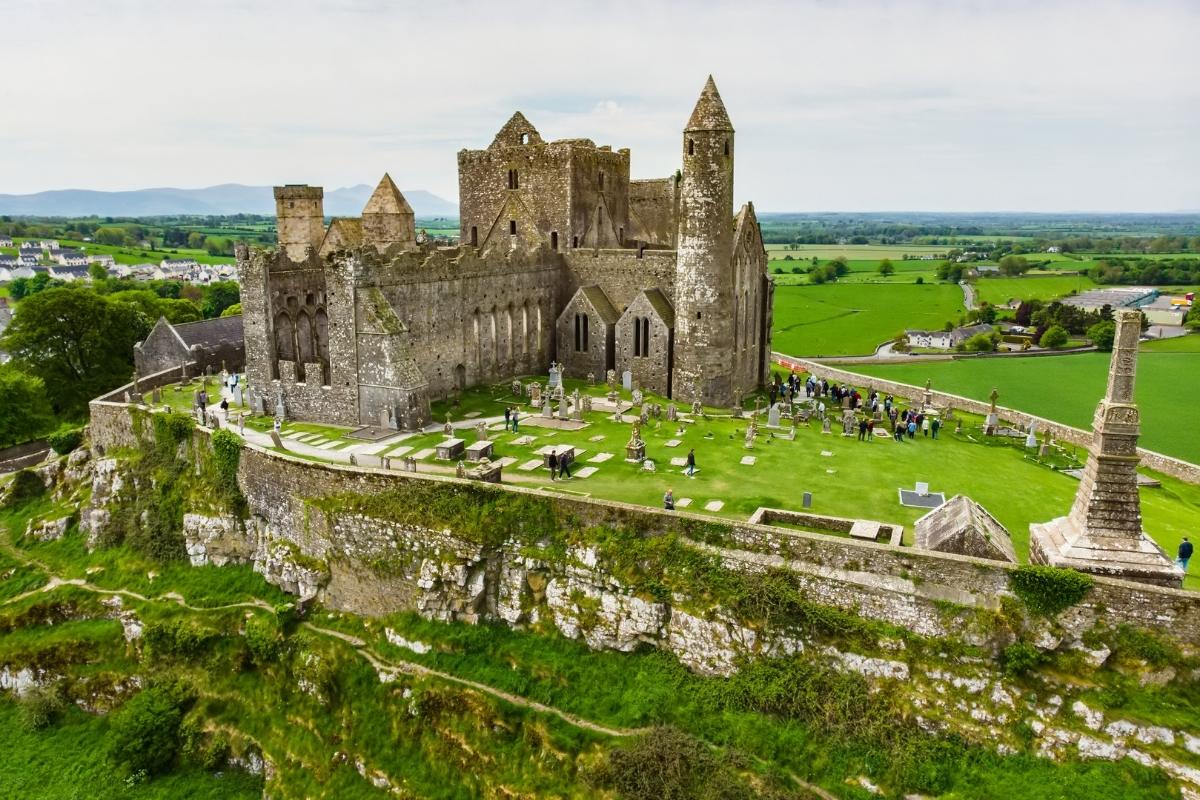 Prairie verdoyante sous un ciel nuageux en Irlande