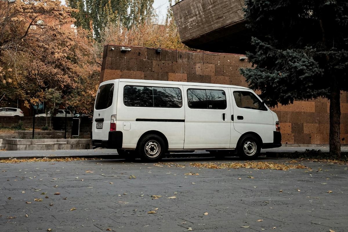 Van garé près de l'océan en Irlande
