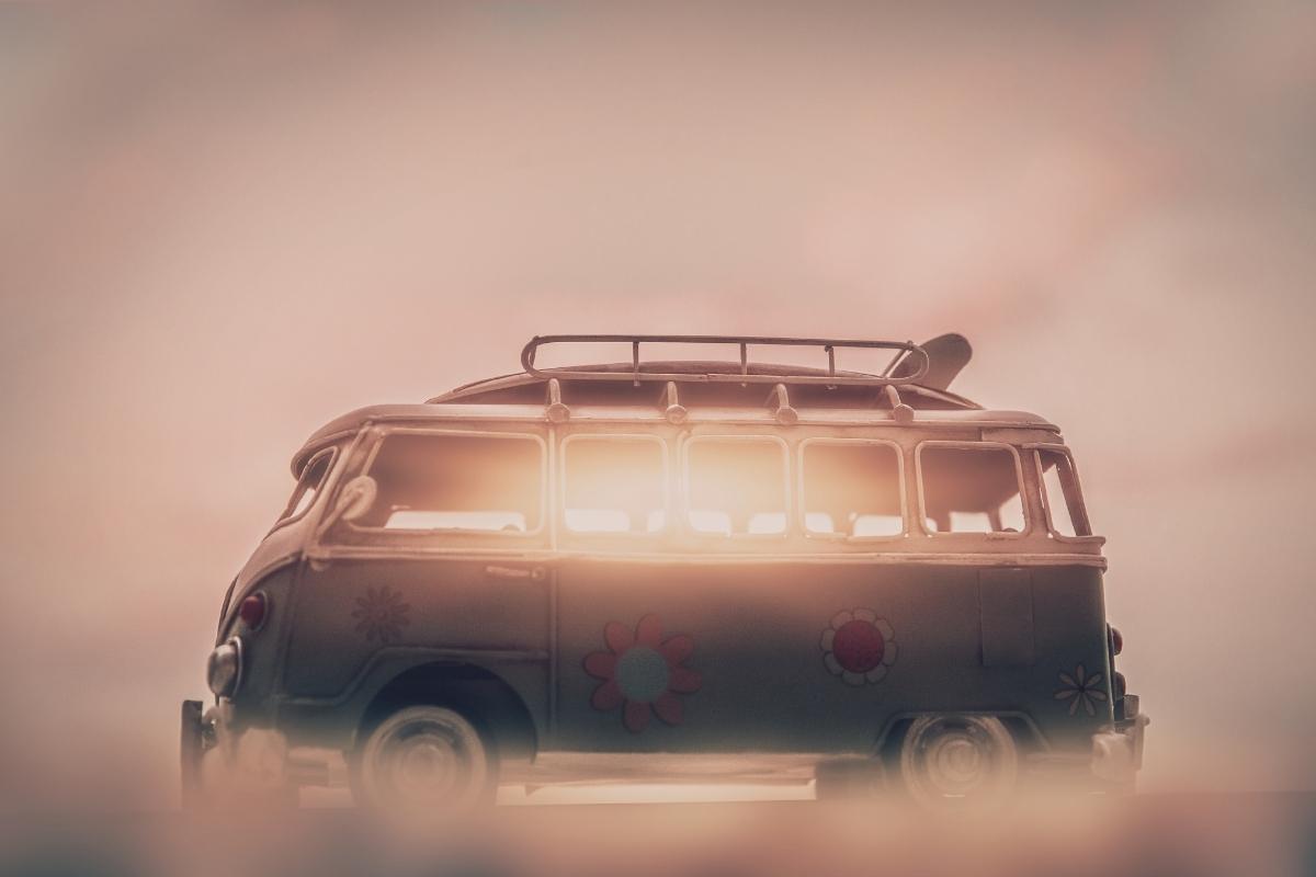 Van aménagé face aux paysages verdoyants d'Irlande